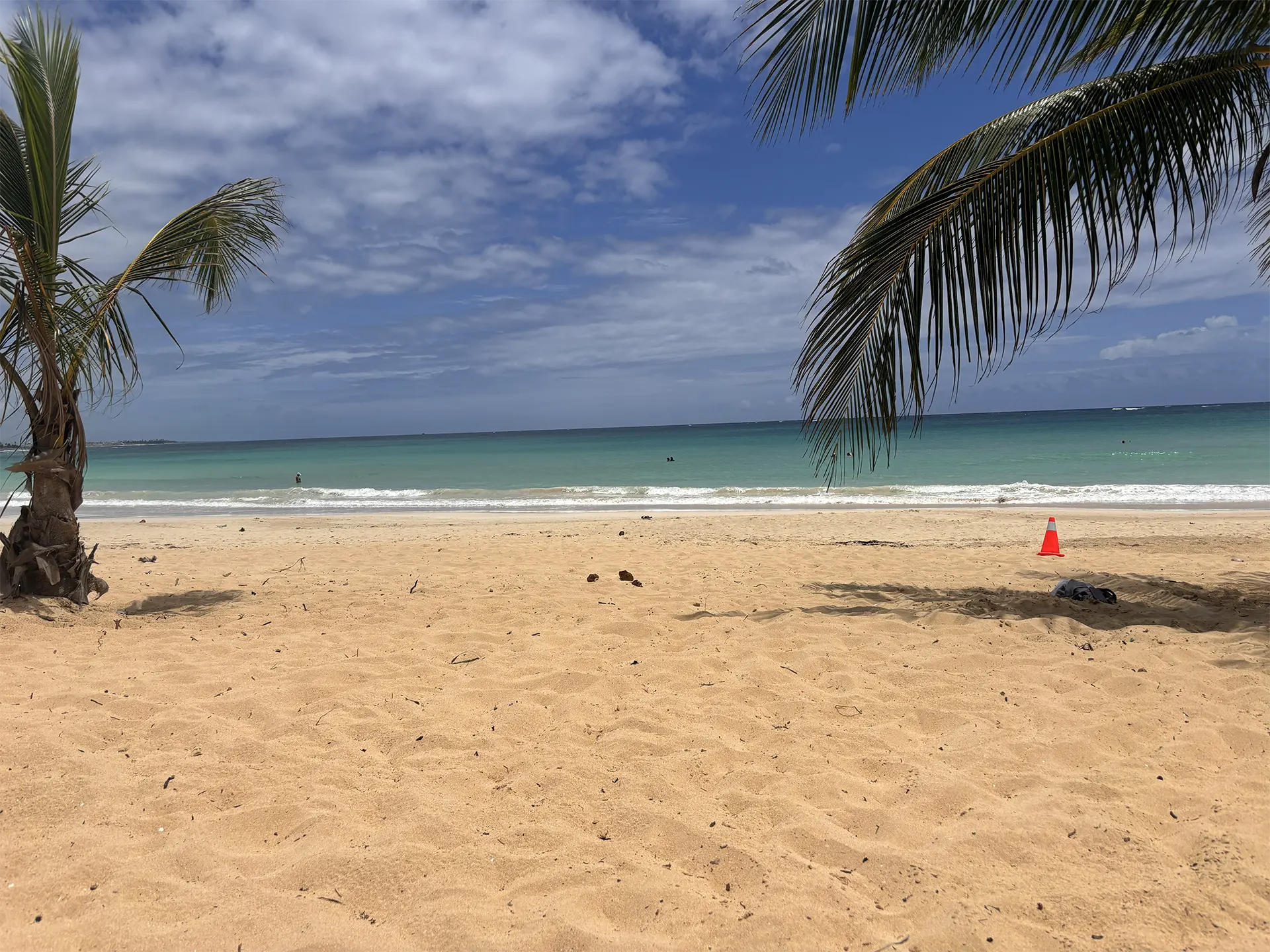 Hermosa playa de arena blanca y aguas cristalinas visitada en las excursiones de JR Global Transfer and Tour en Punta Cana.