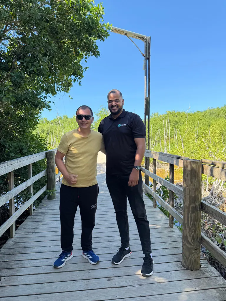 Guía de JR Global Transfer and Tour con un turista en un puente de madera rodeado de naturaleza ecológica en Punta Cana.
