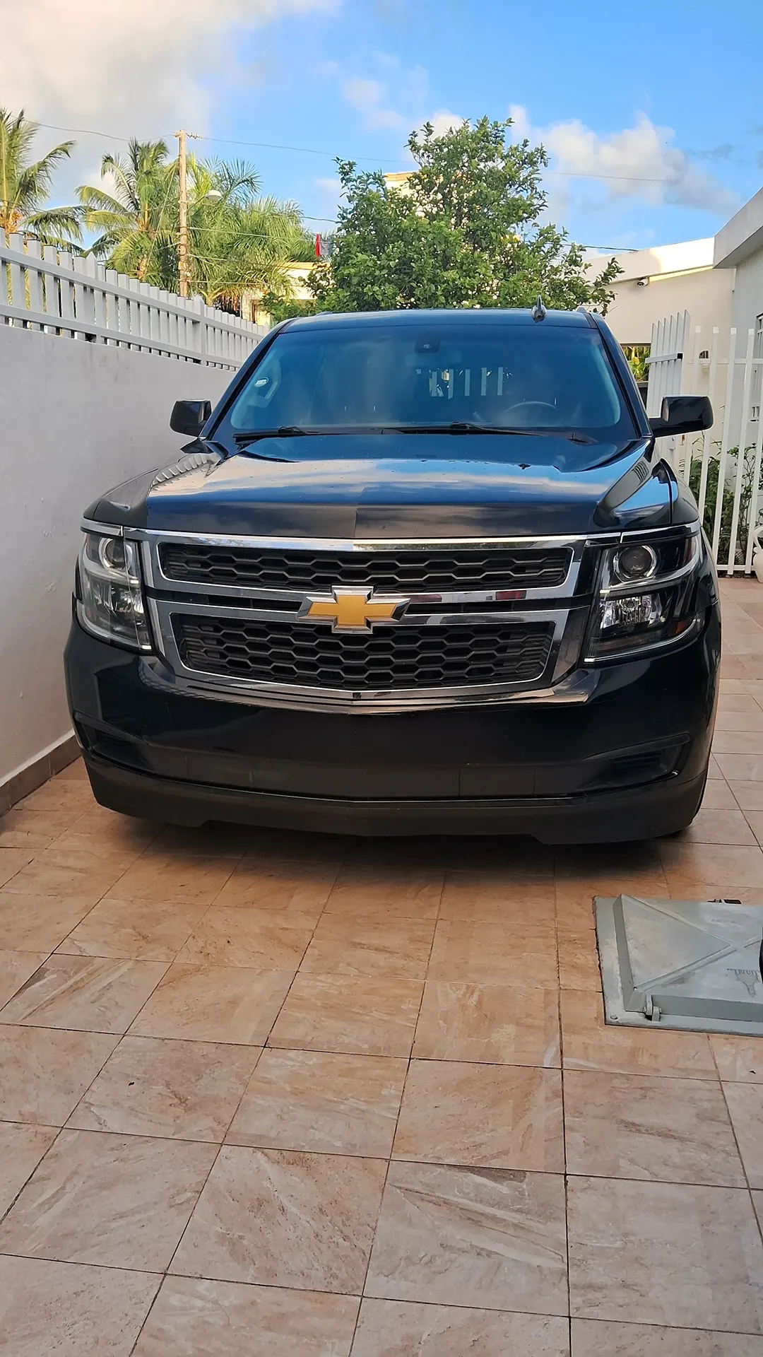 Vehículo SUV negro de lujo para traslados VIP exclusivos en Punta Cana ofrecidos por JR Global Transfer and Tour.